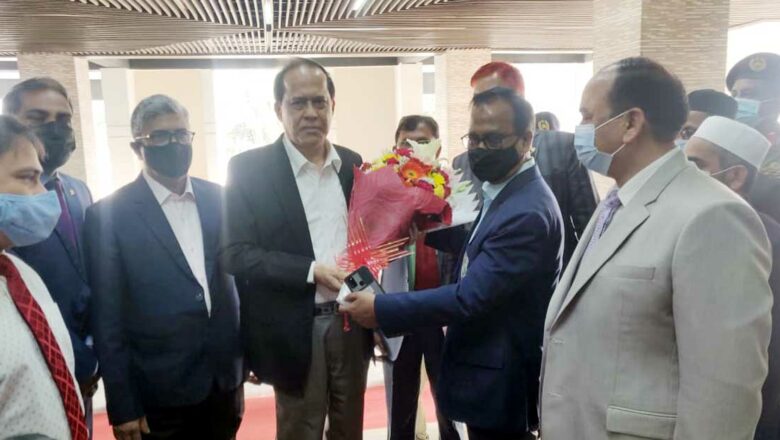 নতুন কমিশনকে বরণ করে নিলেন ইসি কর্মকর্তারা