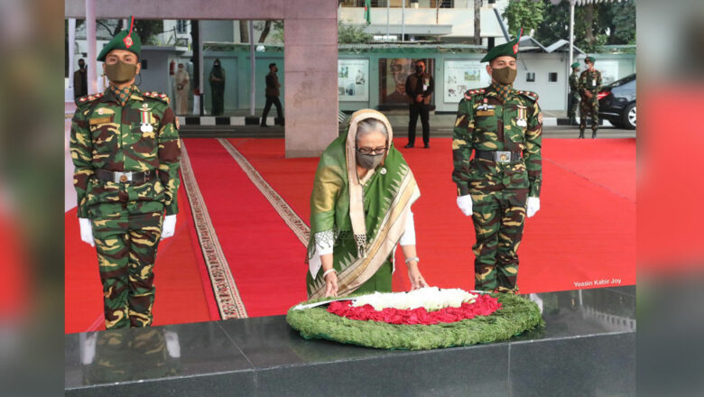 বঙ্গবন্ধুর প্রতিকৃতিতে প্রধানমন্ত্রীর শ্রদ্ধা