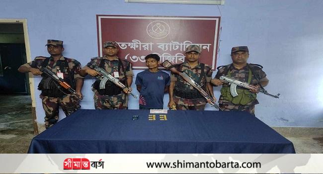 সাতক্ষীরায় ১৪টি স্বর্ণের বারসহ চোরাকারবারী আটক