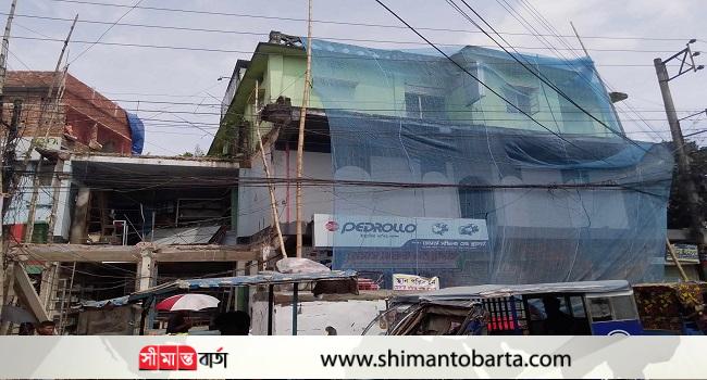 লক্ষ্মীপুরে ঝুঁকিপূর্ণ ভবনে চলছে অবকাঠামো উন্নয়ন কাজ