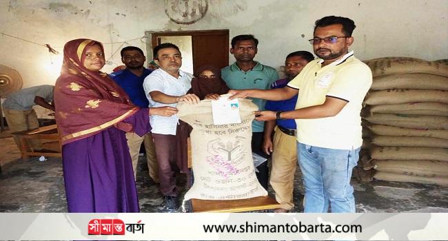 বিরানপুরের দিওড় ইউনিয়নে ভিডব্লিউবির চাল বিতরণ