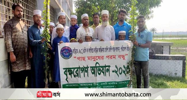 দেবহাটার মাদ্রাসায় সেচ্ছাসেবী সংগঠনের বৃক্ষরোপণ কর্মসূচি