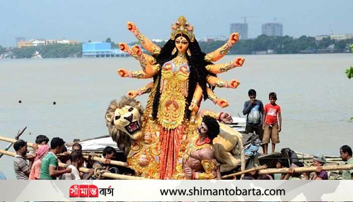 প্রতীমা বিসর্জনের মধ্য দিয়ে শেষ হলো নবাবগঞ্জে দূর্গোৎসব
