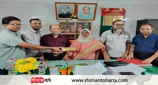 সরকারি খানবাহাদুর আহ্ছানউল্লা কলেজ অধ্যক্ষকে নেমপ্লেট প্রদান