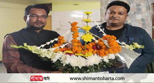 শিবলী সাদিককে ফুলের নৌকা উপহার দিলেন চেয়ারম্যান মালেক