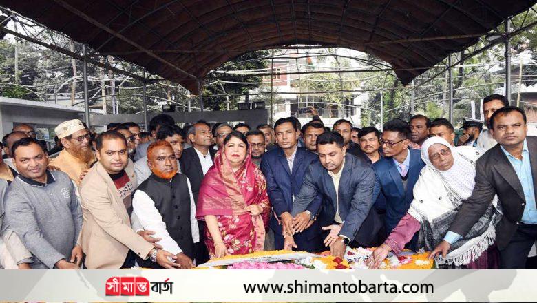 বঙ্গবন্ধুর প্রতিকৃতিতে স্পিকারের শ্রদ্ধা