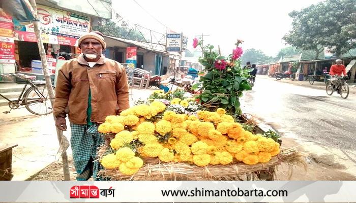 ভালোবাসায় বসন্ত মাখামাখি: দিনাজপুরের নবাবগঞ্জে ফুল বিক্রি কম
