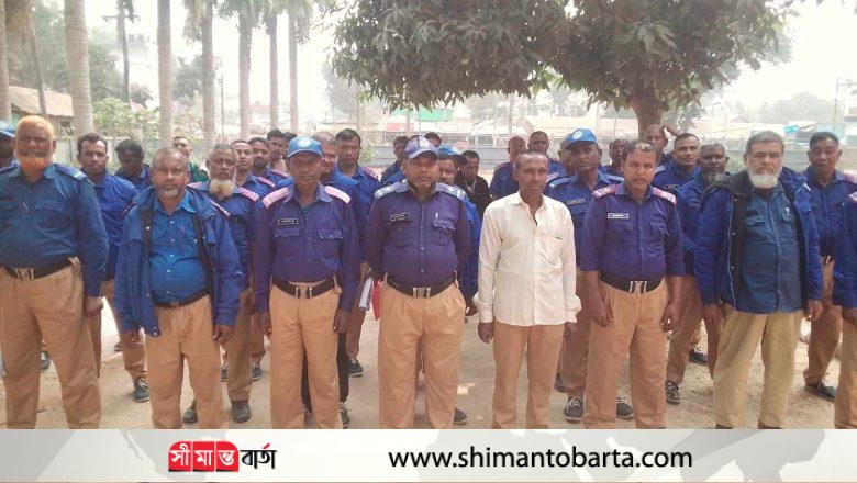 কম বেতনে মানবেতর জীবনযাপন নবাবগঞ্জের গ্রাম পুলিশদের