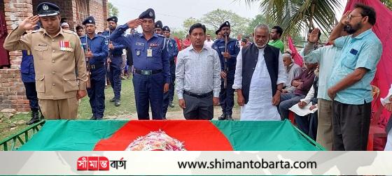 দেবহাটায় বীর মুক্তিযোদ্ধা আব্দুর রউফ ও মুনসুর আলীর রাষ্ট্রীয় মর্যাদায় দাফন
