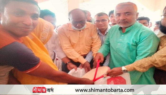 নবাবগঞ্জে ৬ হাজার ৪শ ২২জনের মাঝে ভিজিএফ এর চাল বিতরণ