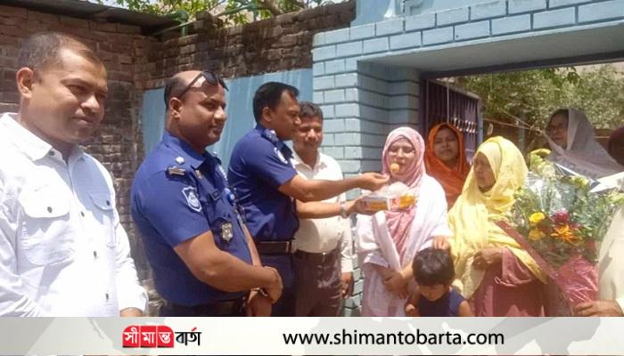 বিসিএস সুপারিশপ্রাপ্ত নবাবগঞ্জের ৬ জনকে পুলিশের শুভেচ্ছা বিনিময়
