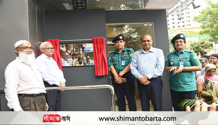 রাজধানীর পলাশী মোড়ে স্মার্ট ট্রাফিক পুলিশ বক্স