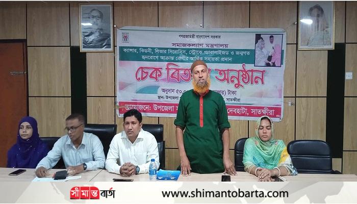 দেবহাটায় ক্যান্সার রোগিদের সহায়তা চেক প্রদান