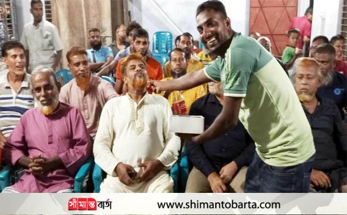 উপজেলা কৃষকদলের বিতর্কিত আহবায়কের পদ স্থগিতে হওয়ায় মিষ্টি বিতরণ