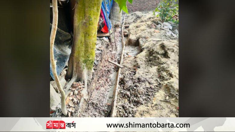 লক্ষ্মীপুরে চাঁদা না পেয়ে প্রতিপক্ষের সীমানাপ্রচীর ভাঙচুর!