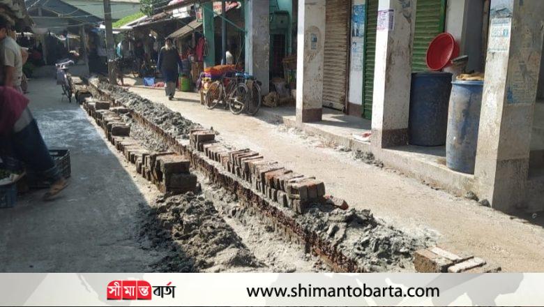 রতনপুর বাজারে ক্রুটিপূর্ণ কাজের অভিযোগ